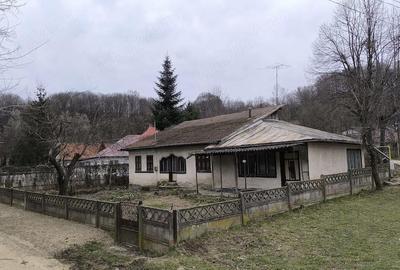 Casă cu 4 camere cu Teren 700 Mp în Central