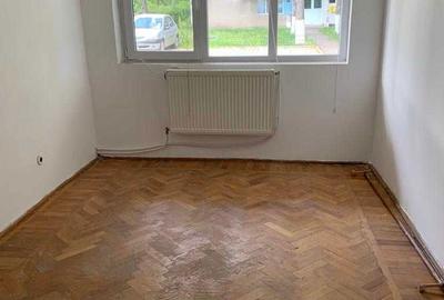 Apartament cu 3 camere semidecomandat în Moinești - 3