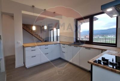 Apartament cu 3 camere decomandat în Cristian