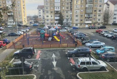 Apartament cu 3 camere semidecomandat în 9 Mai - 9