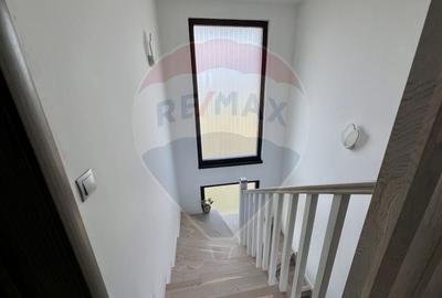 Casă cu 8 camere cu Teren 792 Mp în Cristian - 10