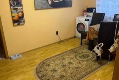 Apartament cu 3 camere semidecomandat în Florilor