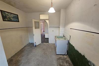 Apartament cu 3 camere decomandat în Micro IV - 18