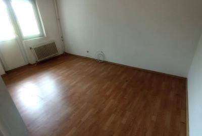 Apartament trei camere  zona Mausoleu