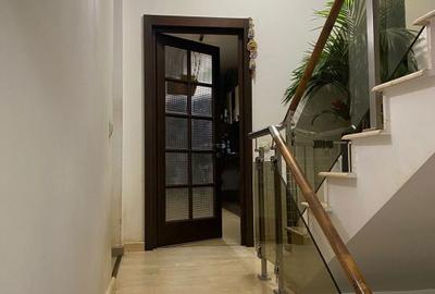 Casă cu 7 camere cu Teren 428 Mp în Central