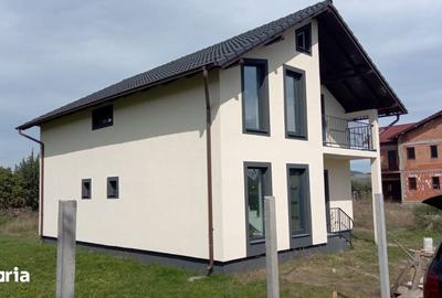 Casă cu 4 camere cu Teren 240 Mp în Cetate