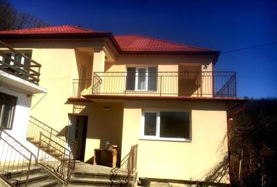 Casă cu 6 camere cu Teren 3000 Mp în Central