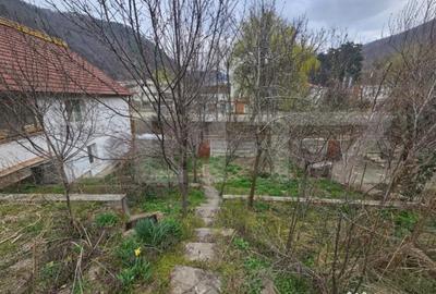 Casă cu 4 camere cu Teren 400 Mp în Central