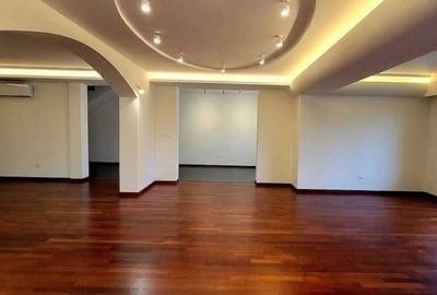 Casă cu 4 camere în Bucium
