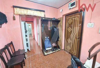 Apartament cu 3 camere decomandat în Sărari - 2