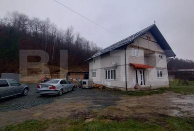 Casa 2 nivele, 6 camere, 150 mp utili, teren 3300 mp, zona Mijloceni Bargaului