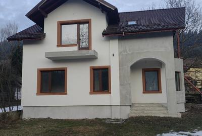 Casă cu 4 camere în Lerești