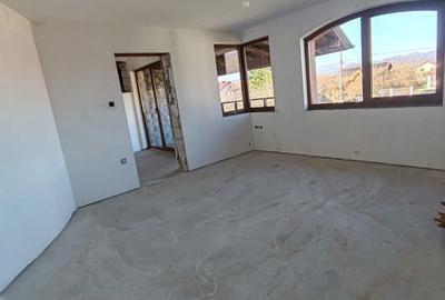 Casă cu 5 camere cu Teren 2305 Mp în Recea