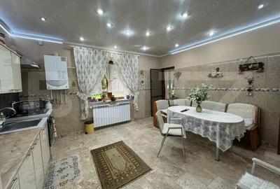 Casă cu 9 camere cu Teren 303 Mp în Central - 1