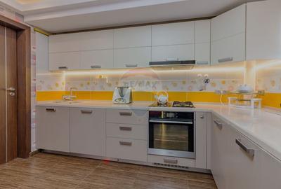 Apartament cu 3 camere decomandat în Drumul Taberei