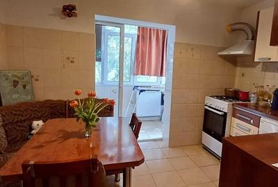 Apartament cu 3 camere decomandat, mobilat în Casa de Cultură