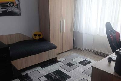 Apartament cu 4 camere semidecomandat în Central