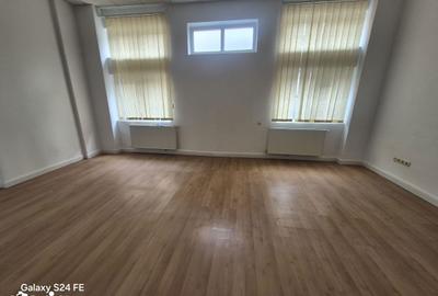 Spațiu comercial, de 100 mp, în Central - 7
