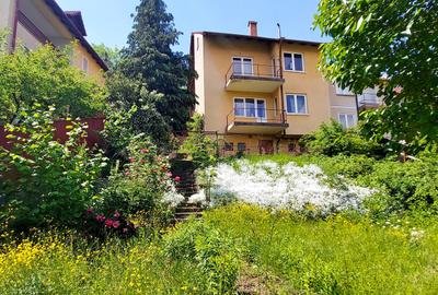 Casă cu 6 camere cu Canalizare în Centrul Istoric