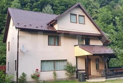 Casă individuală cu 6 camere cu Canalizare în Mărișel