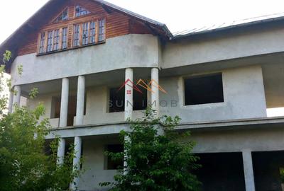 Casă cu 13 camere cu Canalizare în Câmpinița - 1