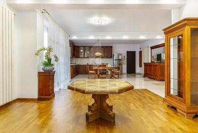 Apartament cu 3 camere semidecomandat, mobilat în Bună Ziua