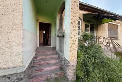 Casă cu 3 camere cu Teren 2500 Mp în Central