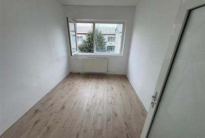 Garsoniera 12mp , de vanzare, zona Sud, etaj 4 cu acoperis - 1