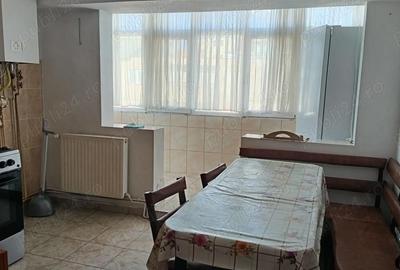 Apartament cu 3 camere decomandat în Micro 11