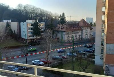 Garsonieră decomandată în Calea București