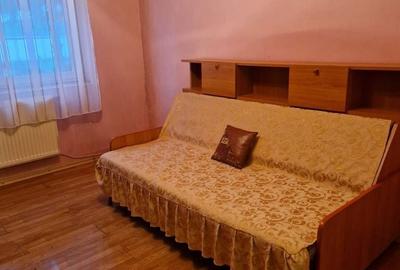 Apartament cu 3 camere decomandat în Roșia