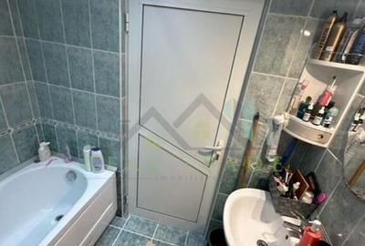 Apartament cu 3 camere decomandat în Tractorul - 1