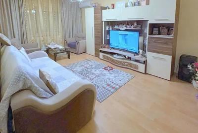 Apartament cu 3 camere decomandat în - 10