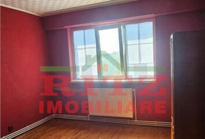Apartament cu 3 camere semidecomandat în Caracal