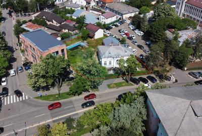 Casă individuală cu 7 camere cu Canalizare în Central - 2