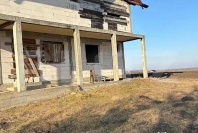 Casă cu 3 camere cu Teren 5000 Mp în Central - 2