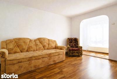Apartament cu 3 camere decomandat în Petros