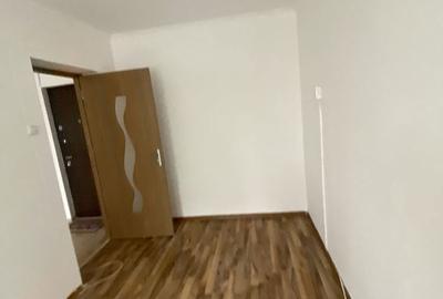 Apartament cu 3 camere semidecomandat în Central - 1