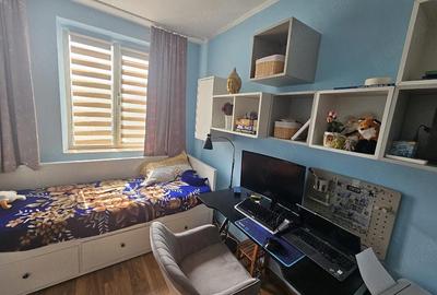 Apartament cu 3 camere semidecomandat în Craiovei