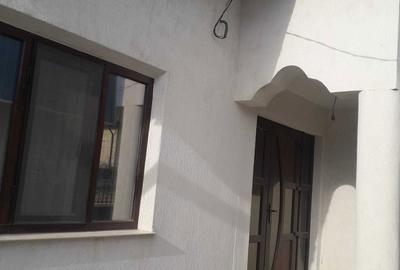 Casă cu 4 camere în Central - 1