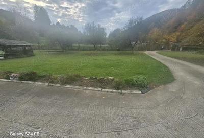 Casă cu 6 camere cu Teren 3500 Mp în Central