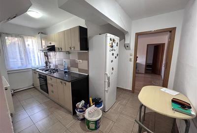 Apartament cu 3 camere semidecomandat, mobilat în Micro III - 6