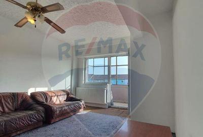 Apartament cu 3 camere de vanzare in zona Vitrometan