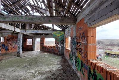 Vila la rosu cu 2000mp curte in comuna Cornetu - 8