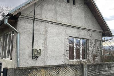 Casă cu 3 camere cu Teren 2700 Mp în Central - 2