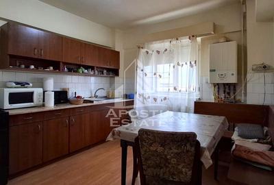 Apartament cu 3 camere semidecomandat, mobilat în Miorița