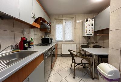 1 Decembrie 3 Camere Etaj 1 Centrala Proprie Instalatii Schimbate 12 Min Metrou - 12