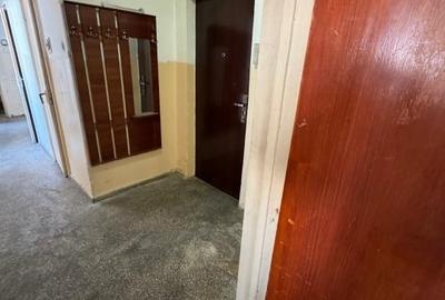 Apartament cu 3 camere decomandat în Titan