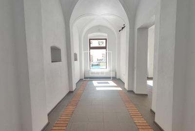 Spatiu comercial renovat, vitrine stradale, ultracentral Sibiu - 3