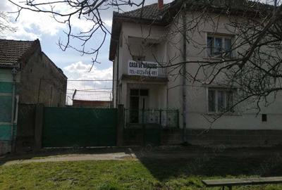 Casa si gradina de vanzare - 1